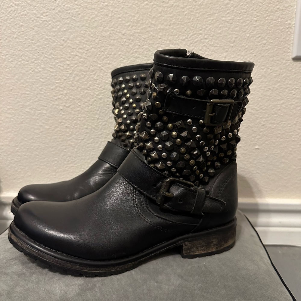 STEVE MADDEN boots, sz7. Black leather with all studs attached.